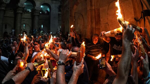 يحتفل مسحيو الأرثذوكس بانبثاق النار المقدسة في كنيسة القيامة في القدس - سبوتنيك عربي
