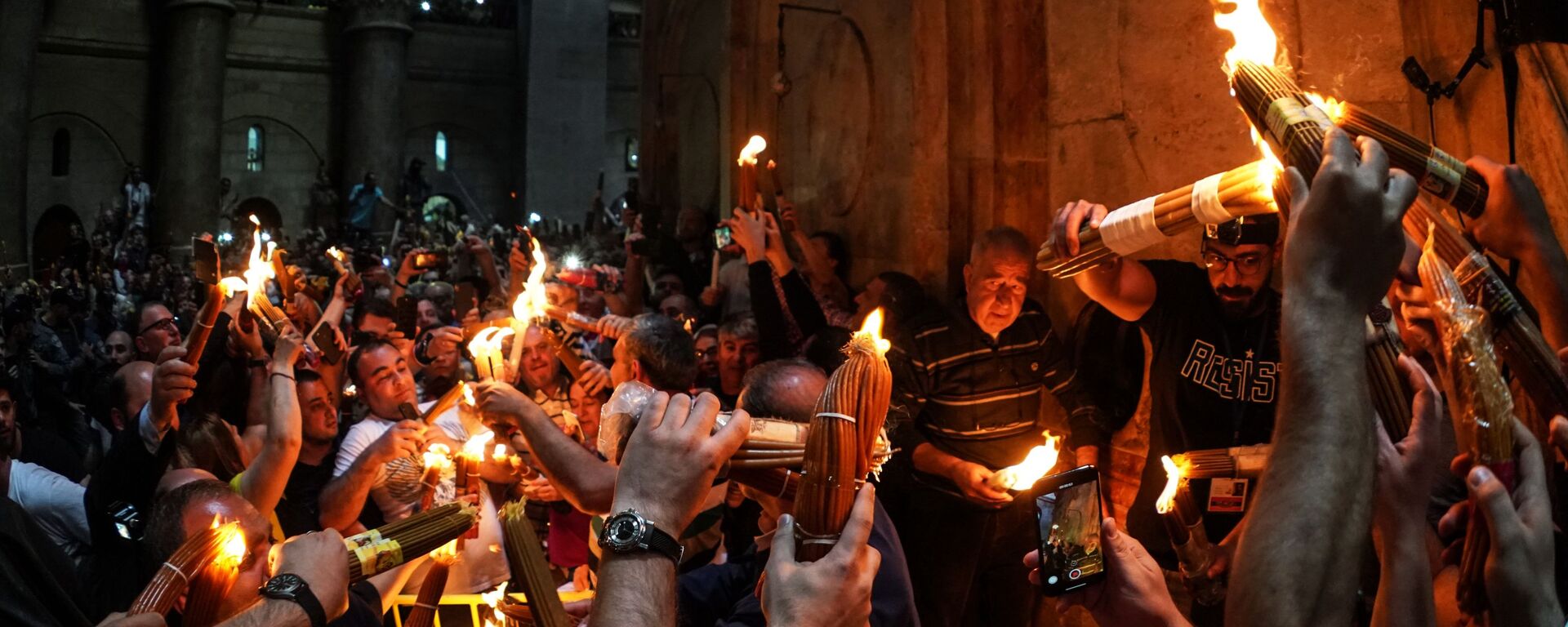 يحتفل مسحيو الأرثذوكس بانبثاق النار المقدسة في كنيسة القيامة في القدس - سبوتنيك عربي, 1920, 19.04.2025