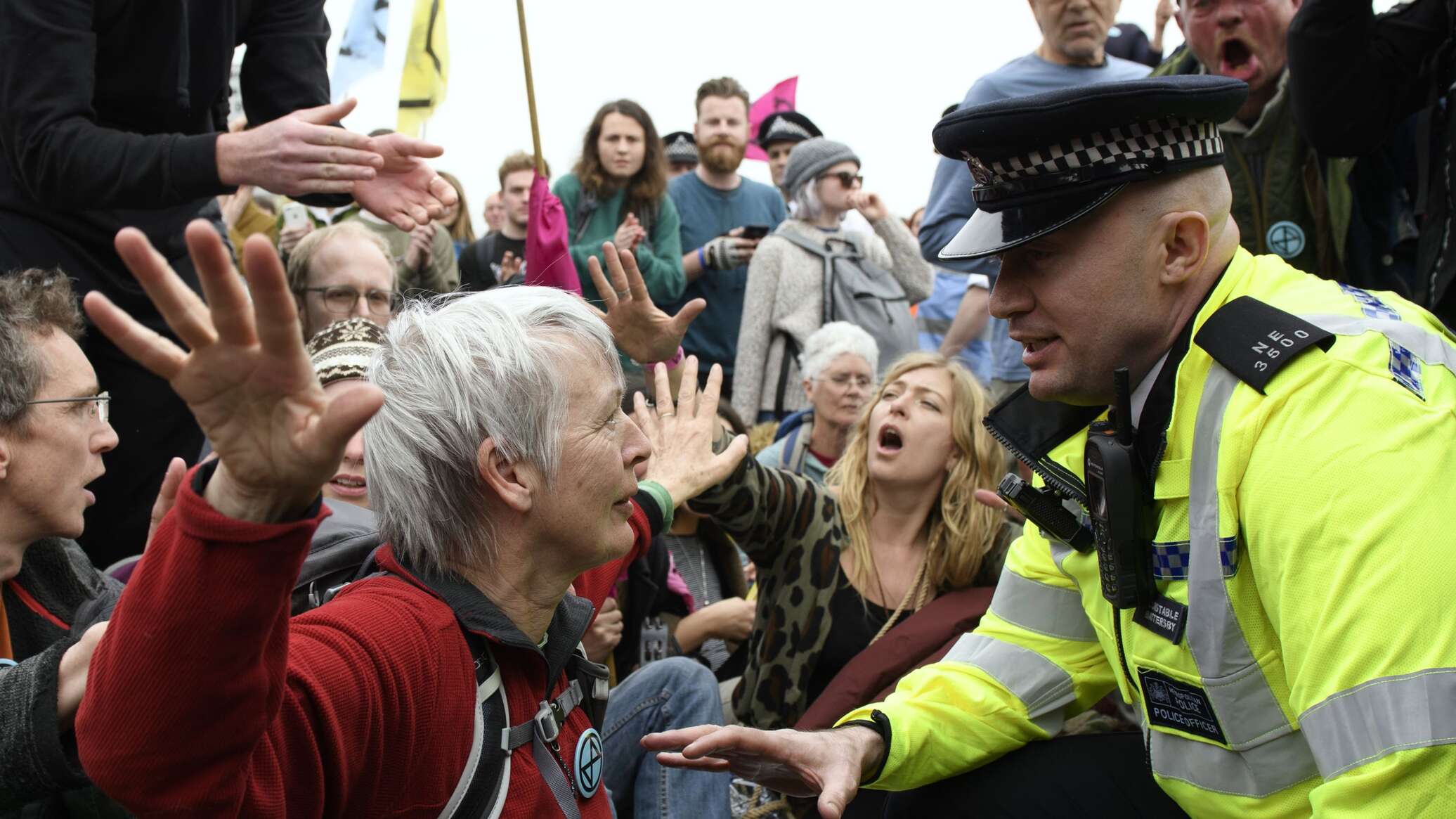 السفارة السعودية في بريطانيا تدعو مواطنيها إلى الحذر والابتعاد عن التجمعات