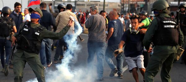 إطلاق الرصاص والغاز على أنصار غوايدو في فنزويلا - سبوتنيك عربي
