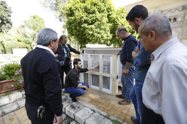 مغترب سوري يسترحع لبلاده بابين آثريين بعد ستين عاما على سرقتهما - سبوتنيك عربي