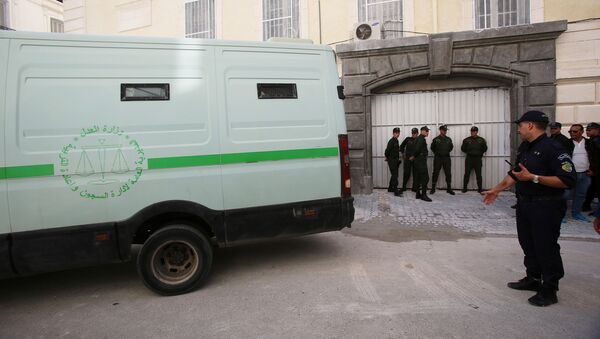 ضباط الشرطة بالقرب من سيارة نقل السجناء عند بوابة المحكمة بعد أن تم نقل أحد رجال الأعمال المشتبه بهم في الجزائر العاصمة - سبوتنيك عربي