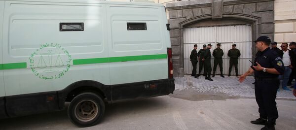 ضباط الشرطة بالقرب من سيارة نقل السجناء عند بوابة المحكمة بعد أن تم نقل أحد رجال الأعمال المشتبه بهم في الجزائر العاصمة ضباط الشرطة بالقرب من سيارة نقل السجناء عند بوابة المحكمة بعد أن تم نقل أحد رجال الأعمال المشتبه بهم في الجزائر العاصمة - سبوتنيك عربي