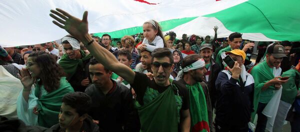 متظاهرون يهتفون بشعارات خلال الاحتجاجات المناهضة للحكومة في الجزائر العاصمة - سبوتنيك عربي