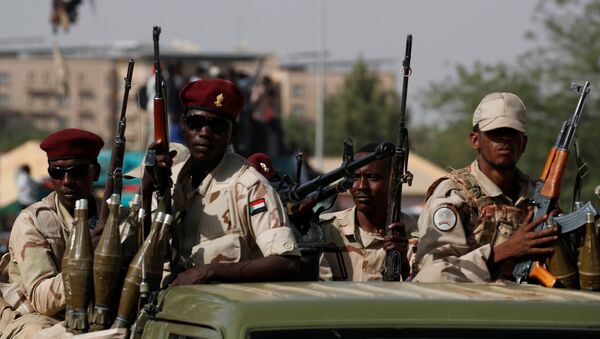 جنود سودانيون على مركباتهم وهم يتحركون مع قافلة عسكرية خارج مجمع وزارة الدفاع في الخرطوم - سبوتنيك عربي