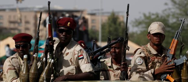 جنود سودانيون على مركباتهم وهم يتحركون مع قافلة عسكرية خارج مجمع وزارة الدفاع في الخرطوم - سبوتنيك عربي