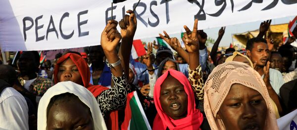 متظاهرون سودانيون يحضرون مظاهرة أمام مجمع وزارة الدفاع في الخرطوم متظاهرون سودانيون يحضرون مظاهرة أمام مجمع وزارة الدفاع في الخرطوم - سبوتنيك عربي