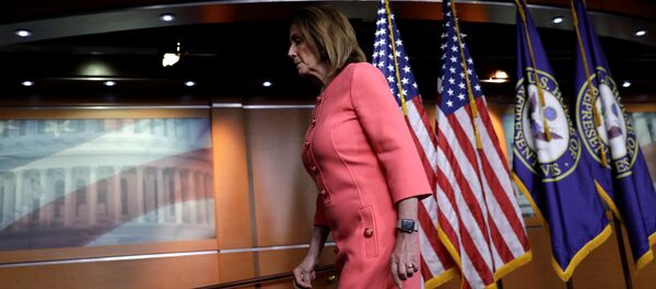 رئيسة مجلس النواب نانسي بيلوسي تعقد مؤتمرا صحفيا أسبوعيا في كابيتول هيل في واشنطن - سبوتنيك عربي