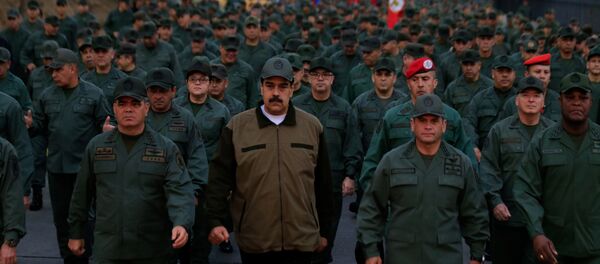 الرئيس الفنزويلي نيكولاس مادورو مع قادة الجيش - سبوتنيك عربي