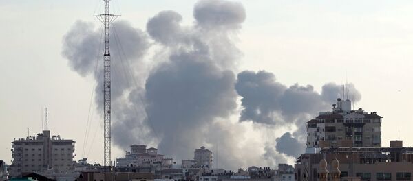 الدخان يتصاعد من قطاع غزة بعد القصف الإسرائيلي عليه - سبوتنيك عربي