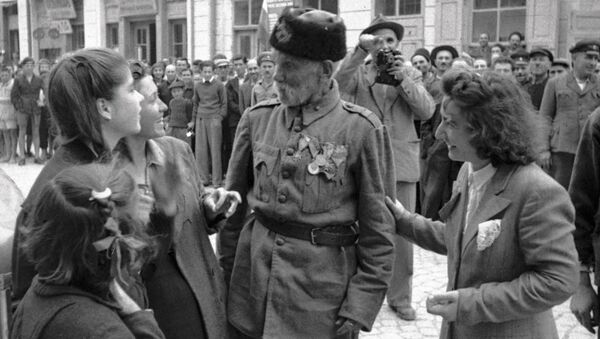 جندي تركي يتحدث إلى فتيات في مدينة بلغارية حررتها قوات الجيش الأحمر السوفيتي من الفاشيين - سبوتنيك عربي