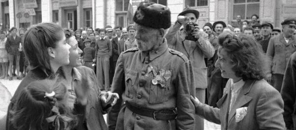 جندي تركي يتحدث إلى فتيات في مدينة بلغارية حررتها قوات الجيش الأحمر السوفيتي من الفاشيين - سبوتنيك عربي