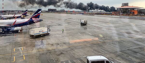 حادث احتراق الطائرة الروسية بمطار شيريميتيفو في العاصة موسكو - سبوتنيك عربي