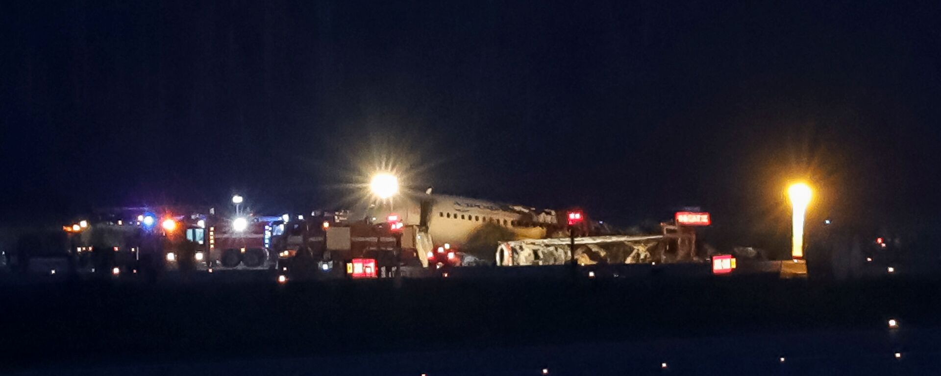 حادثة احتراق الطائرة المنكوبة سوخوي سوبرجيت 100 التابعة لشركة الطيران الجوي الروسية آيروفلوت في مطار شيريميتيفو، 5 مايو/ آيار 2019 - سبوتنيك عربي, 1920, 07.05.2019