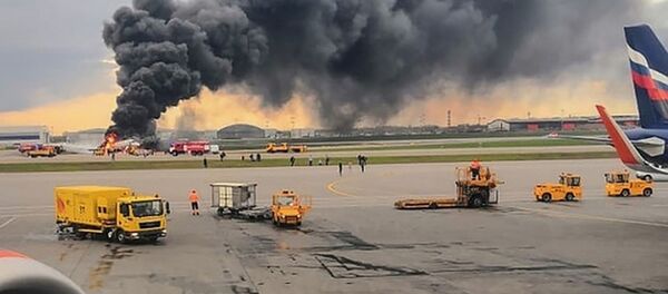 حادثة احتراق الطائرة المنكوبة سوخوي سوبرجيت 100 التابعة لشركة الطيران الجوي الروسية آيروفلوت في مطار شيريميتيفو، 5 مايو/ آيار 2019 - سبوتنيك عربي