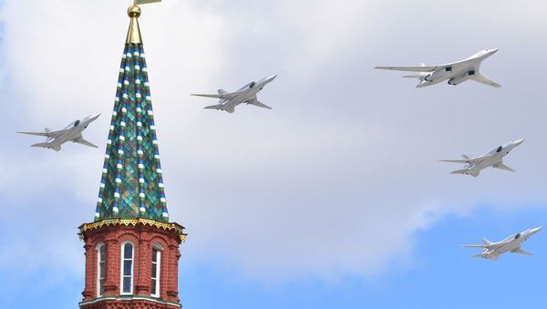 الجزء الجوي من بروفة العرض العسكري بمناسبة عيد النصر على ألمانيا النازية في الحرب الوطنية العظمى (1941-1945) - القاذفات الاستراتيجية حاملة للصواريخ تو-160، وقاذفات الأسرع من الصوت والحاملة للصواريخ تو-22 إم3 الجزء الجوي من بروفة العرض العسكري بمناسبة عيد النصر على ألمانيا النازية في الحرب الوطنية العظمى (1941-1945) - القاذفات الاستراتيجية حاملة للصواريخ تو-160، وقاذفات الأسرع من الصوت والحاملة للصواريخ تو-22 إم3 - سبوتنيك عربي