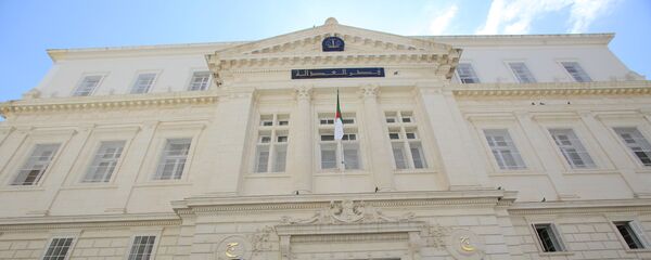 الشرطة تغلق الطريق بينما يحضر رئيس الوزراء الجزائري السابق أويحيى محكمة سيدي محمد في الجزائر العاصمة - سبوتنيك عربي