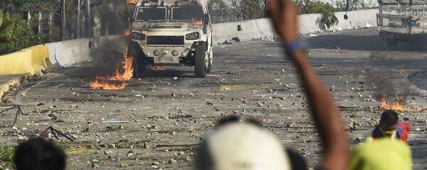 معركة من أجل فنزويلا - المتظاهرون يشتبكون مع الحرس الوطني الفنزويلي في حي ألتامير، في كاراكاس معركة من أجل فنزويلا - المتظاهرون يشتبكون مع الحرس الوطني الفنزويلي في حي ألتامير، في كاراكاس - سبوتنيك عربي