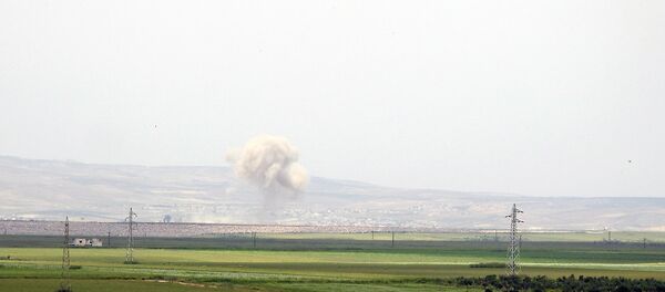 الجيش السوري يبدأ اقتحام (المنزوعة السلاح) ويسيطر على تل استراتيجي شمال حماة - سبوتنيك عربي