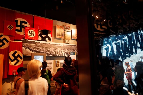 زوار في مركز ياد فاشيم التذكاري للهولوكوست في القدس - سبوتنيك عربي