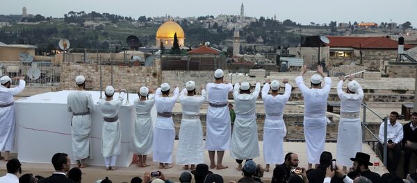 قبة الصخرة في الخلفية بينما يشارك رجال يهوديون أرثوذكس في احتفال عيد الفصح في القدس - سبوتنيك عربي
