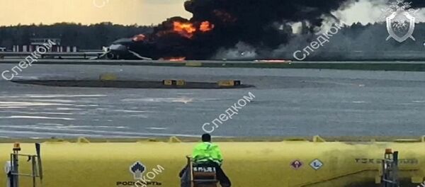 احتراق الطائرة الروسية بمطار شيريميتيفو في العاصة موسكو - سبوتنيك عربي