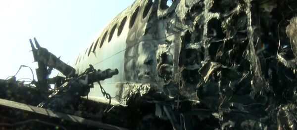 Обгоревший фюзеляж самолета компании Аэрофлот Sukhoi Superjet-100 на летном поле в аэропорту Шереметьево - سبوتنيك عربي