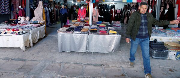 بائع ينتظر الزبائن في سوق ليبيا في بلدة بن قردان بائع ينتظر الزبائن في سوق ليبيا في بلدة بن قردان - سبوتنيك عربي