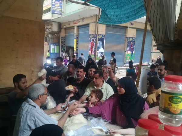مصريون يشترون القطائف والكنافة مصريون يشترون القطائف والكنافة - سبوتنيك عربي