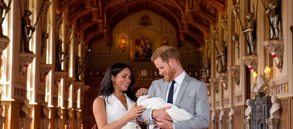 الأمير هاري ودوقة ساسكس ميغان ماركل يخرجان إلى الصحفيين برفقة مولودهما الصغير، لندن 8 مايو/ أيار 2019 - سبوتنيك عربي