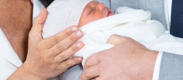 الأمير هاري ودوقة ساسكس ميغان ماركل يخرجان إلى الصحفيين برفقة مولودهما الصغير، لندن 8 مايو/ أيار 2019 الأمير هاري ودوقة ساسكس ميغان ماركل يخرجان إلى الصحفيين برفقة مولودهما الصغير، لندن 8 مايو/ أيار 2019 - سبوتنيك عربي