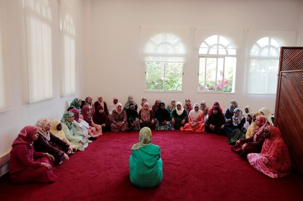  طالبات يدرسن القرآن في معهد محمد السادس لتدريب الأئمة في الرباط - سبوتنيك عربي