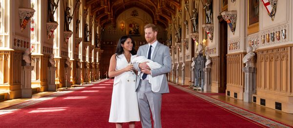 الأمير هاري ودوقة ساسكس ميغان ماركل يخرجان إلى الصحفيين برفقة مولودهما الصغير، لندن 8 مايو/ أيار 2019 - سبوتنيك عربي