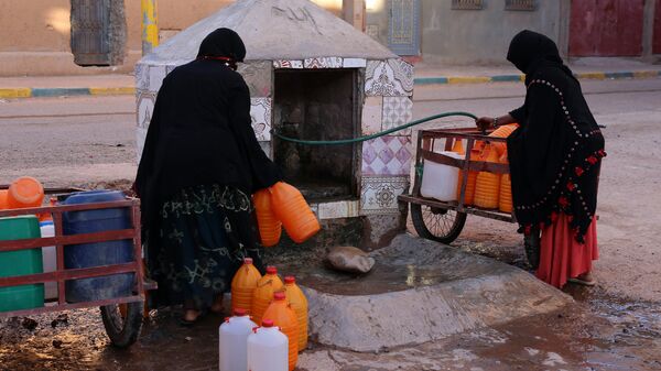 نساء يجلبن مياه الشرب - سبوتنيك عربي