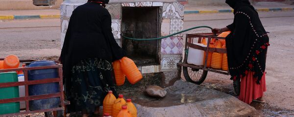 مغربيات يعانين من نقص مياه الشرب في جنوب شرق المغرب.  - سبوتنيك عربي