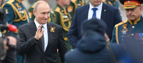 الرئيس الروسي فلاديمير بوتين أثناء العرض العسكري في الذكرى 74 لعيد النصر - سبوتنيك عربي