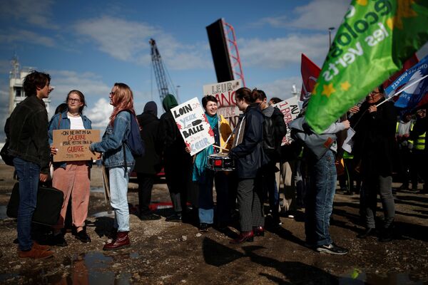 مظاهرة للاحتجاج على تحميل الأسلحة على متن سفينة بحري ينبع التي تعمل لصالح وزارتي الدفاع والداخلية بالمملكة العربية السعودية في لوهافر في فرنسا مظاهرة للاحتجاج على تحميل الأسلحة على متن سفينة بحري ينبع التي تعمل لصالح وزارتي الدفاع والداخلية بالمملكة العربية السعودية في لوهافر في فرنسا - سبوتنيك عربي