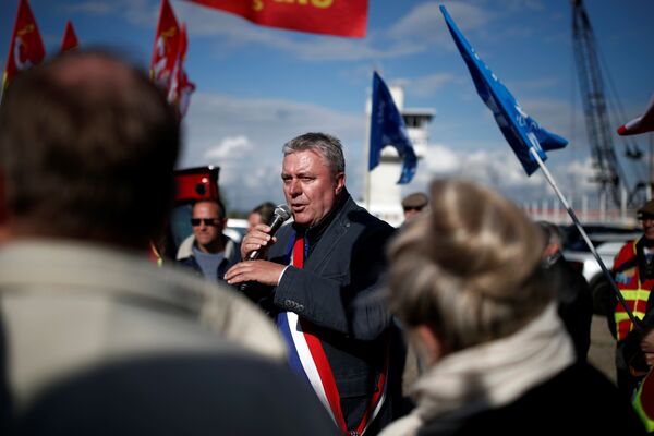 عضو البرلمان الفرنسي جان بول ليكوك يتحدث خلال مظاهرة للاحتجاج على تحميل الأسلحة على متن سفينة بحري ينبع التي تعمل لصالح وزارتي الدفاع والداخلية بالمملكة العربية السعودية في لوهافر في فرنسا عضو البرلمان الفرنسي جان بول ليكوك يتحدث خلال مظاهرة للاحتجاج على تحميل الأسلحة على متن سفينة بحري ينبع التي تعمل لصالح وزارتي الدفاع والداخلية بالمملكة العربية السعودية في لوهافر في فرنسا - سبوتنيك عربي