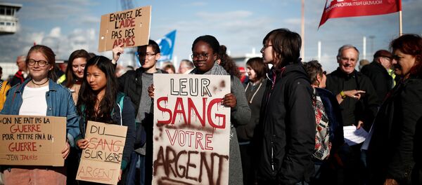 مظاهرة للاحتجاج على تحميل الأسلحة على متن سفينة بحري ينبع التي تعمل لصالح وزارتي الدفاع والداخلية بالمملكة العربية السعودية في لوهافر في فرنسا - سبوتنيك عربي