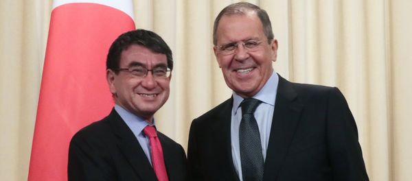 وزير الخارجية الروسي سيرغي لافروف ونظيره الياباني تارو كونو وزير الخارجية الروسي سيرغي لافروف ونظيره الياباني تارو كونو - سبوتنيك عربي