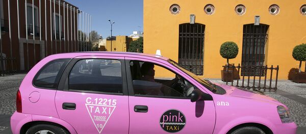 تاكسي زهري اللون - سبوتنيك عربي