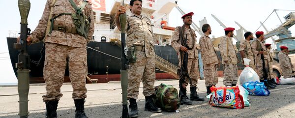 أنصار الله الحوثيين خلال الانسحاب من ميناء محافظة الحديدة - سبوتنيك عربي