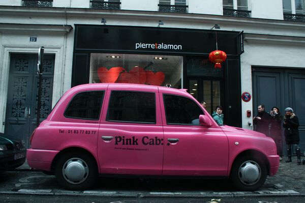 تاكسي زهرية اللون  - سبوتنيك عربي