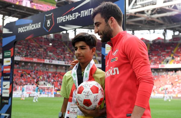 الفتى العراقي بطل صورة الرغبة في الحياة حاضرا في مباراة بالدوري الروسي  - سبوتنيك عربي