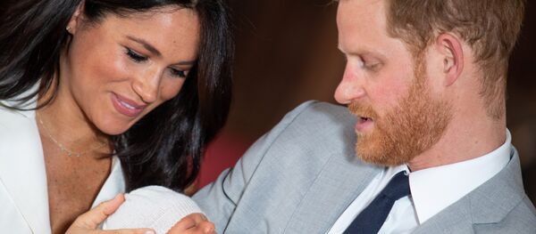 الأمير هاري ودوقة ساسكس ميغان ماركل يخرجان إلى الصحفيين برفقة مولودهما الصغير، لندن 8 مايو/ أيار 2019 - سبوتنيك عربي