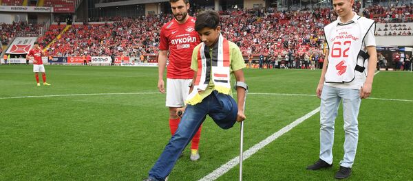 الفتى العراقي قاسم الكاظمي، بطل صورة الرغبة في الحياة، الفائزة بجائزة مسابقة أندريه ستينن الدولية التي استحدثتها وكالة روسيا سيغودينا الروسية، قبل مباراة كرة القدم بين سبارتاك وأوفا في موسكو - سبوتنيك عربي
