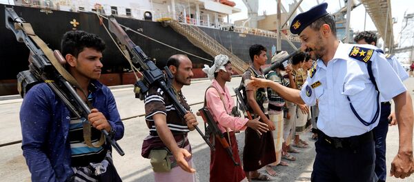 أنصار الله الحوثيين خلال الانسحاب من ميناء محافظة الحديدة - سبوتنيك عربي