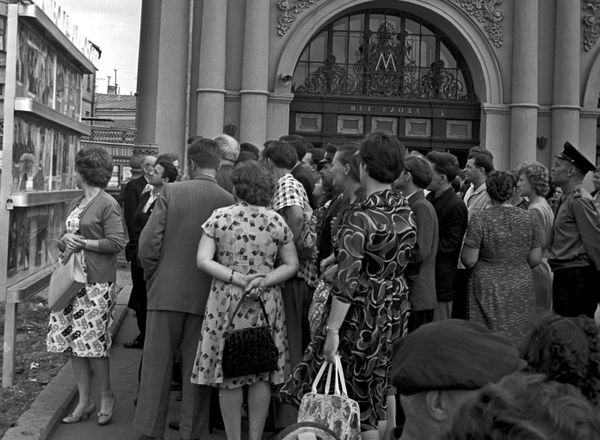 خارج محطة مترو، موسكو  1962 - سبوتنيك عربي