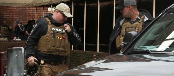 الشرطة الأمريكية تتخذ مواقعها خارج السفارة الفنزويلية حيث بقي العديد من الناشطين في واشنطن - سبوتنيك عربي