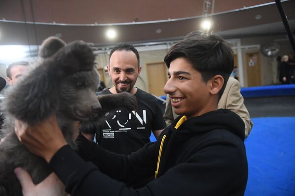 الفتى العراقي قاسم الكاظمي، صاحب اللقطة الرغبة في الحياة للمصور العراقي تيسير مهدي، الفائزة في مسابقة التصوير الصحفي المحترف أندريه ستينين الدولية، يزور سيرك موسكو الكبير باسم إدغار زاباشني - سبوتنيك عربي